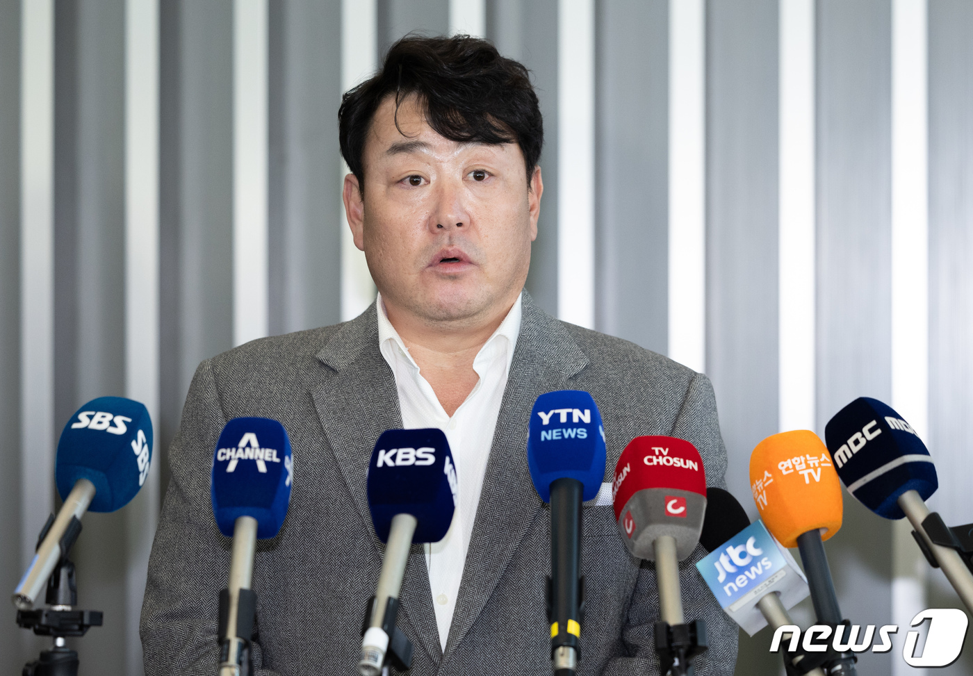 취재진 <b>질문</b>에 답변하는 <b>진갑용 감독대행</b>