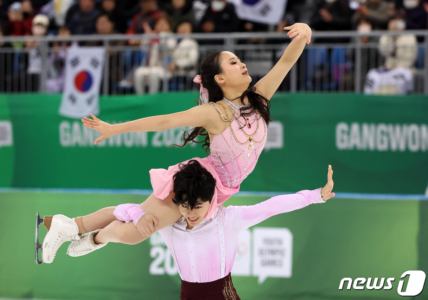 아깝다 0.76점…<b>아이스댄스 김지니</b>-<b>이나무</b>, 4위로 강원2024 메달 실패