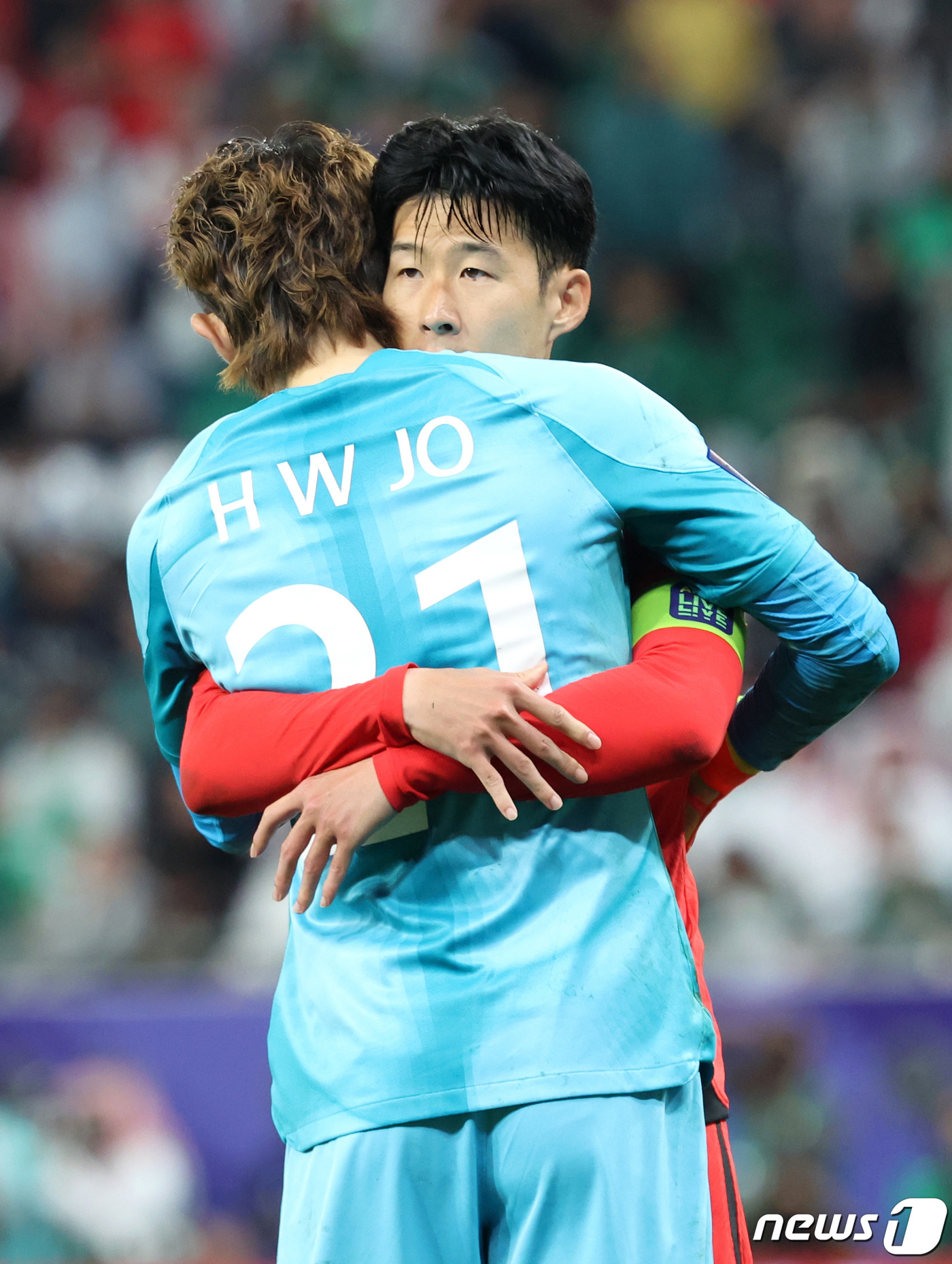 <b>조현우</b>와 <b>포옹</b>하는 캡틴 손