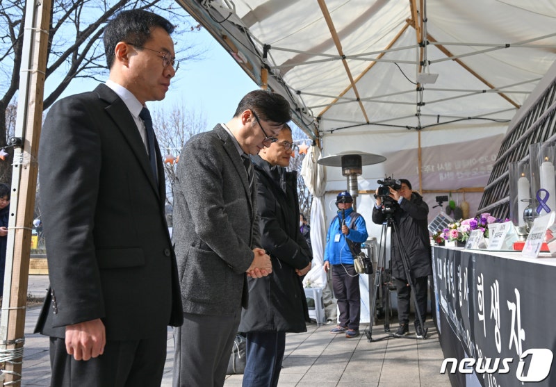 <b>이태원참사</b> 희생자들 추모하는 <b>홍익표</b>