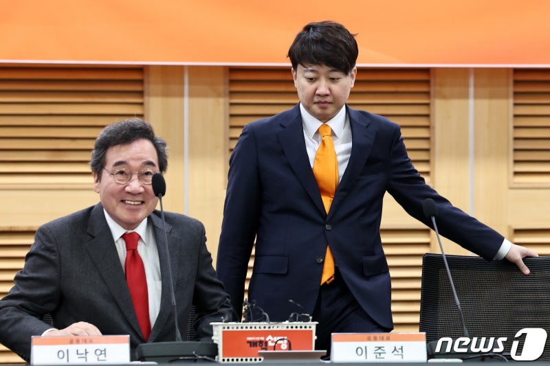 <b>이준석</b> "<b>한동훈</b>, 尹·김여사 비호감도 낮추는 '양두구육' 역할"