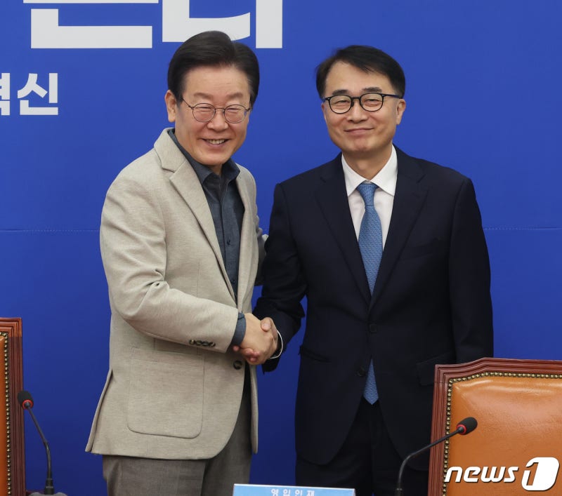김준환 전 차장과 <b>악수</b>하는 <b>이재명 대표</b>
