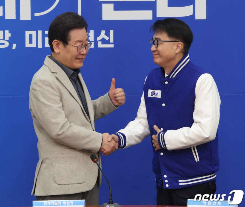 김준환 전 차장과 <b>악수</b>하는 <b>이재명 대표</b>