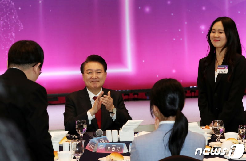 윤 <b>대통령</b> "<b>미래 과학자</b>, 세계 선도해야…장학금 확대 약속 지켜"