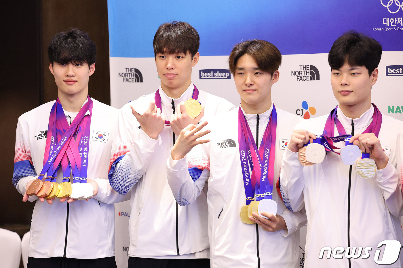 [속보] <b>황선우</b>·<b>김우민</b>·이호준·양재훈, 세계선수권 <b>계영</b> 800m 은메달