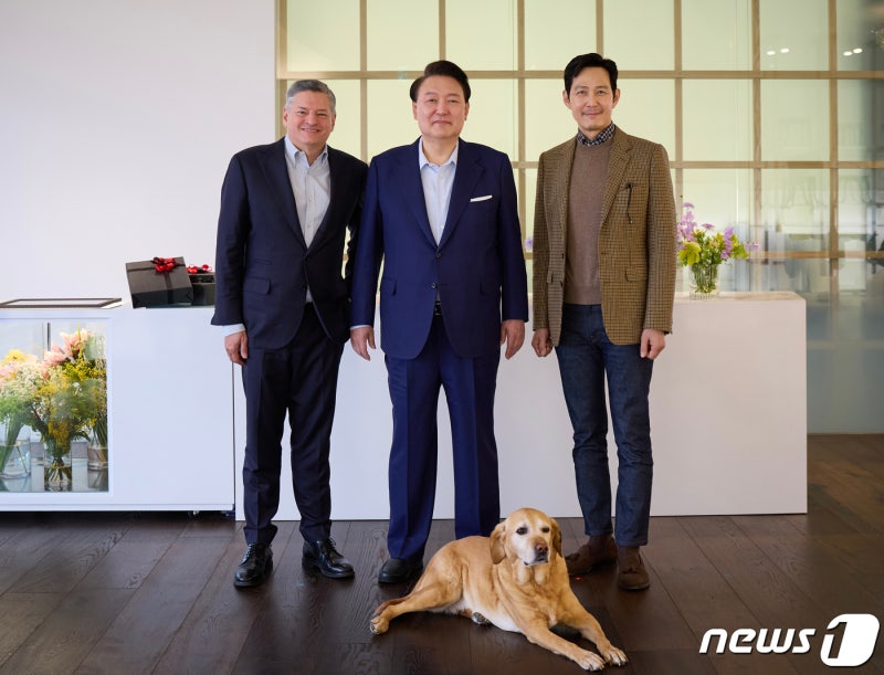 尹, '오징어게임2' <b>넷플릭스</b> 대표·이정재와 <b>오찬</b>…김 여사도 참석