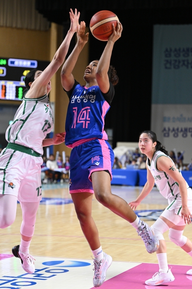 '스미스+이해란 41점 합작' <b>삼성생명</b>, <b>하나원큐</b>에 85-71 대승