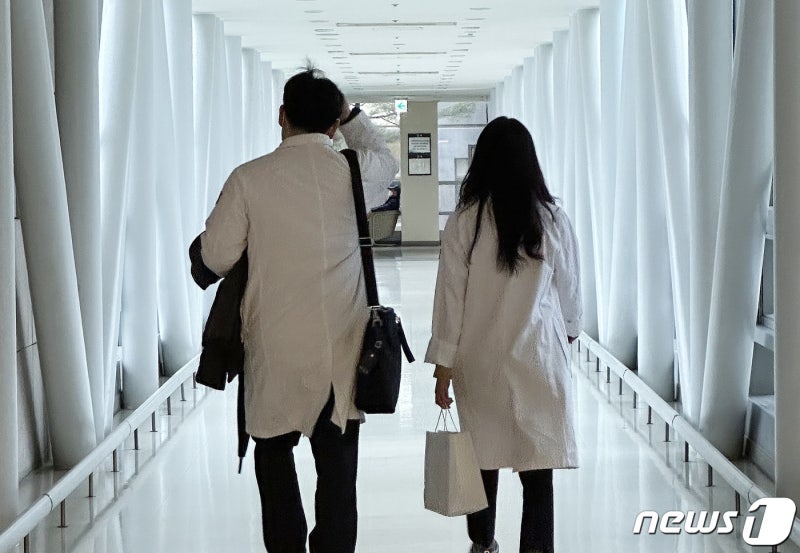 <b>전공의</b> 무더기 <b>사직</b>, 일부 벌써 '현장이탈'…정부 '진료유지명령' 맞대응