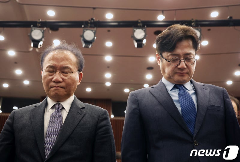 묵념하는 <b>윤재옥</b>·<b>홍익표</b> <b>원내대표</b>