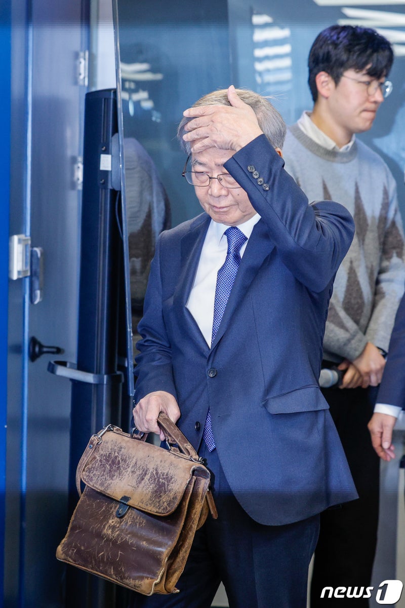 입장하는 <b>임혁백 공관위원장</b>