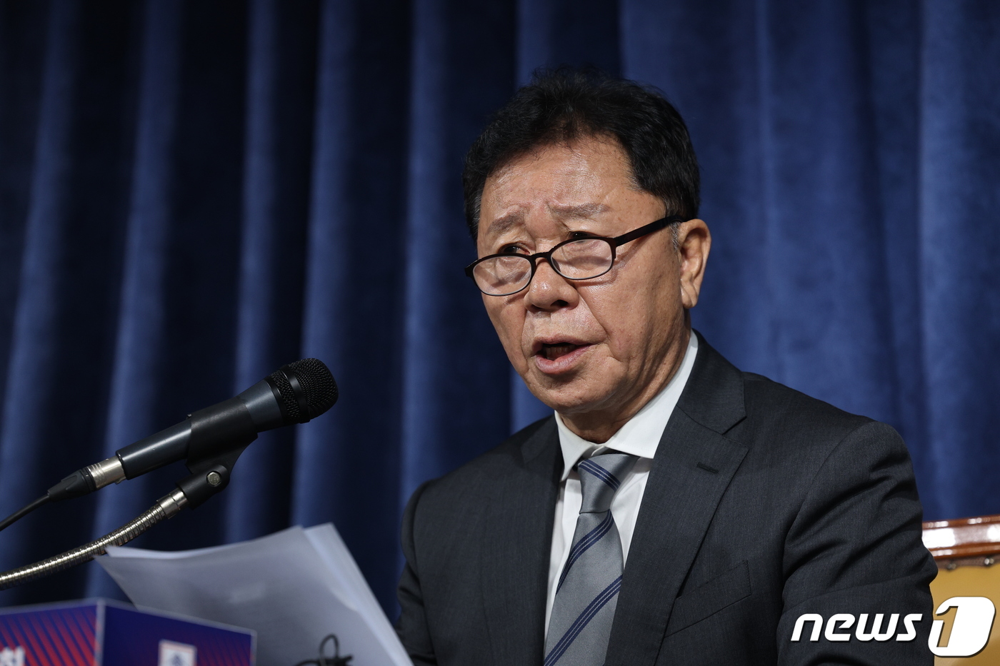 회의 결과 발표하는 <b>정해성</b> <b>위원장</b>
