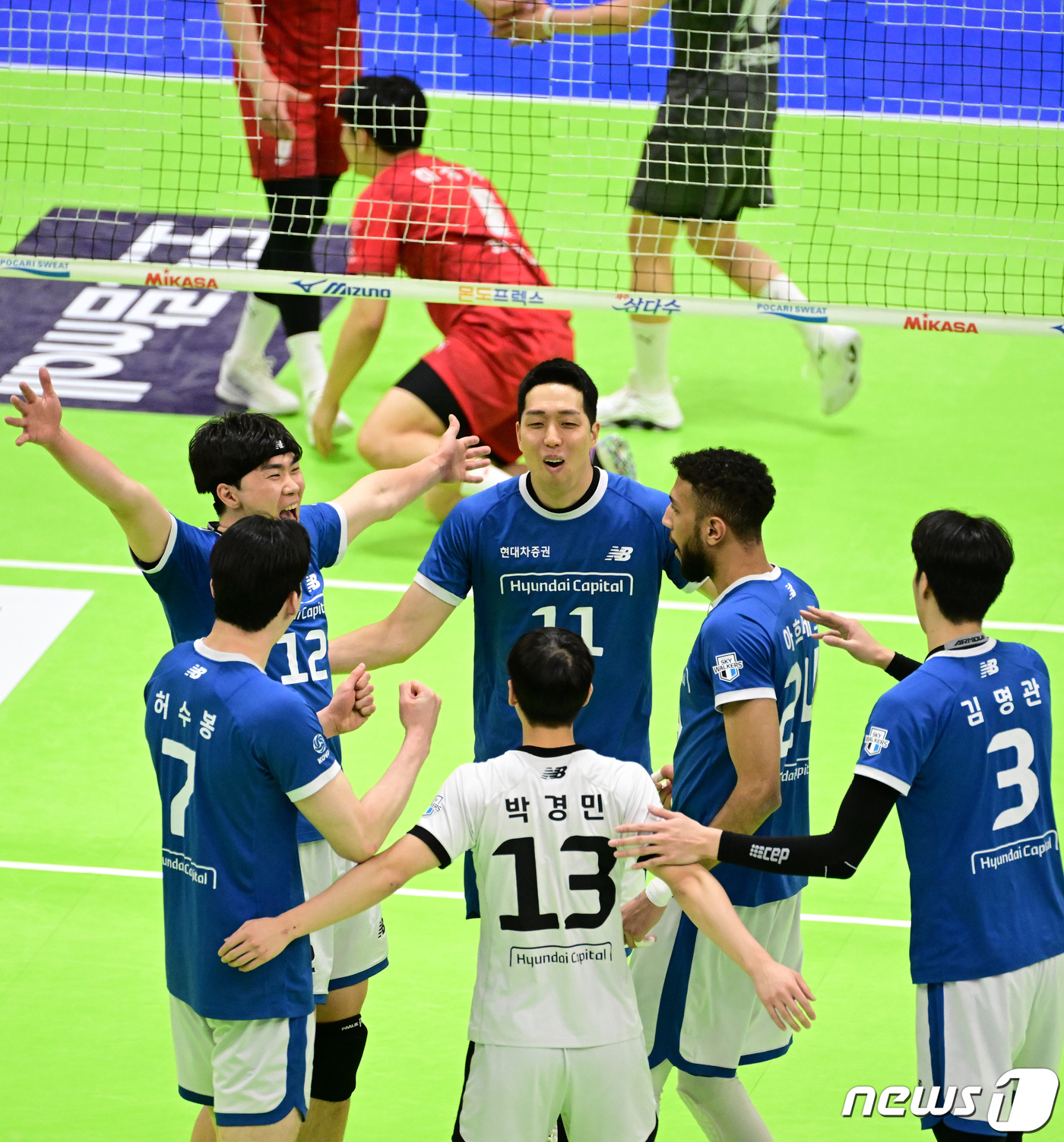 '봄 배구' 희망 이어간 <b>현대캐피탈</b>, 타이스 '부상' 한전 셧아웃 완파