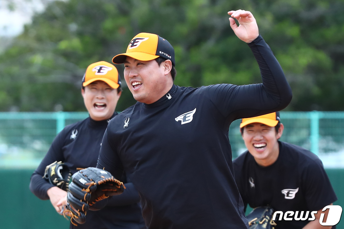 <b>친정팀 복귀 류현진</b> '훈련도 즐겁게'