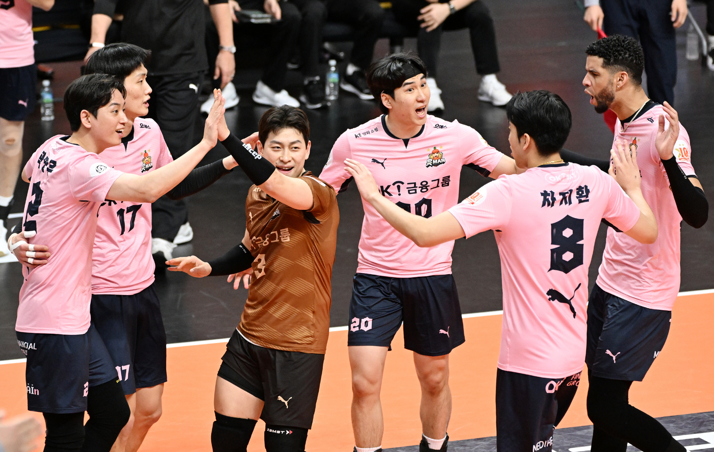 OK금융그룹 '봄 <b>배구</b>' 보인다…KB 완파하고 3위 도약