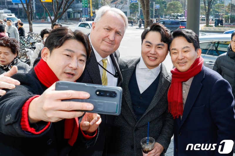 [뉴스1 PICK]<b>원희룡</b> 지원유세 나선 <b>인요한</b>·<b>이천수</b> '계양주민들과 셀카'