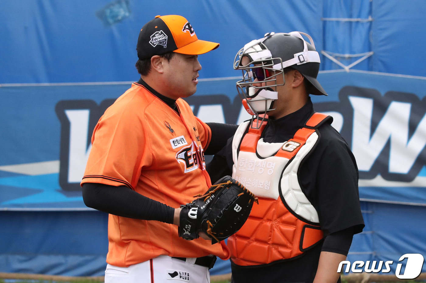 '19년만에 <b>류현진</b> 공 받은' <b>이재원</b>, 돌고돌아 배터리 호흡 맞출까