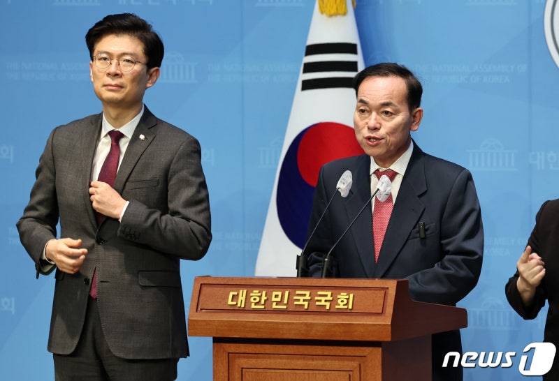 <b>민주당</b> 탈당 기자회견하는 <b>김윤식</b> 전 <b>시흥시장</b>