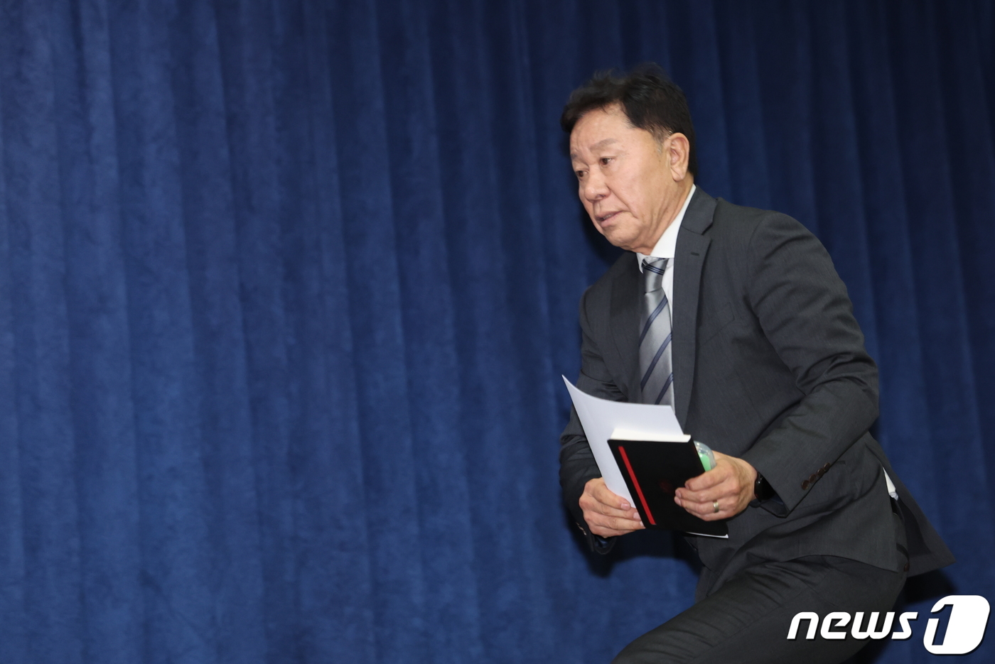 브리핑장 들어서는 <b>정해성 위원장</b>
