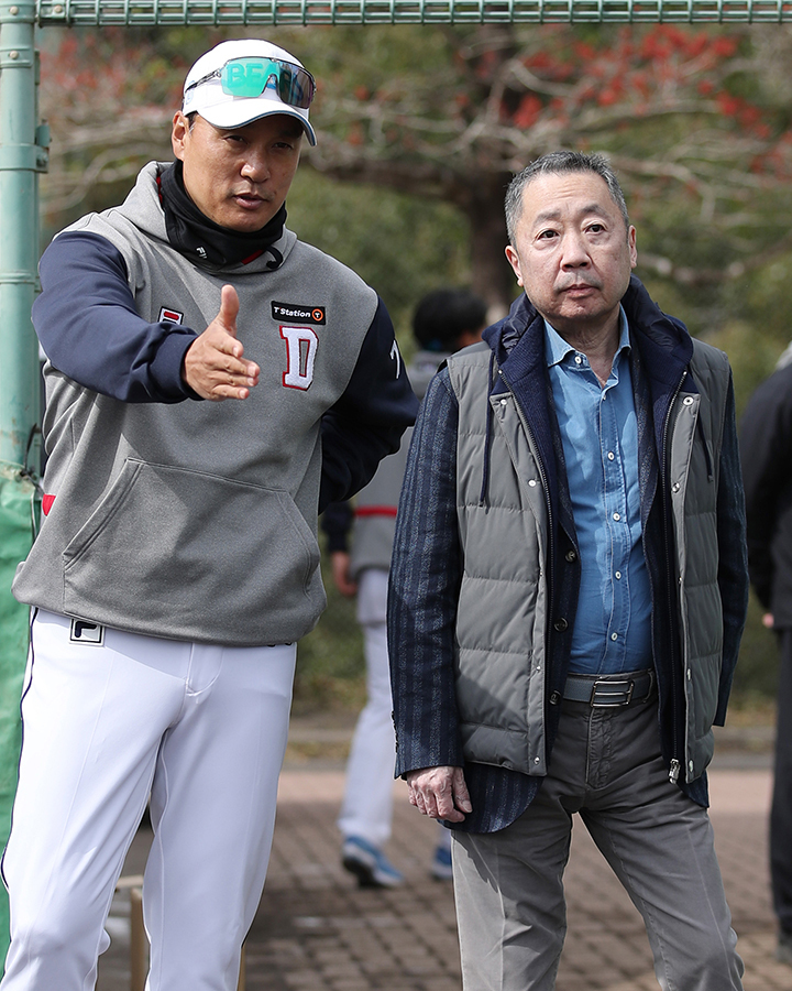 프로야구 두산 <b>구단주</b> <b>박정원</b> 회장, 日 캠프 방문해 선수단 격려