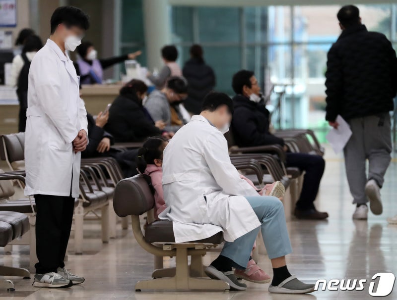 "환자 곁으로 돌아와달라" 병원장들, <b>전공의</b>들에 호소(종합)