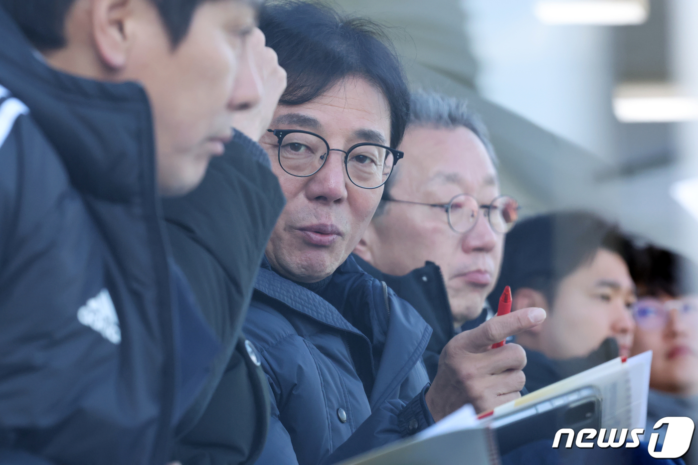 광주FC <b>개막전</b> 지켜보는 <b>황선홍 감독</b>