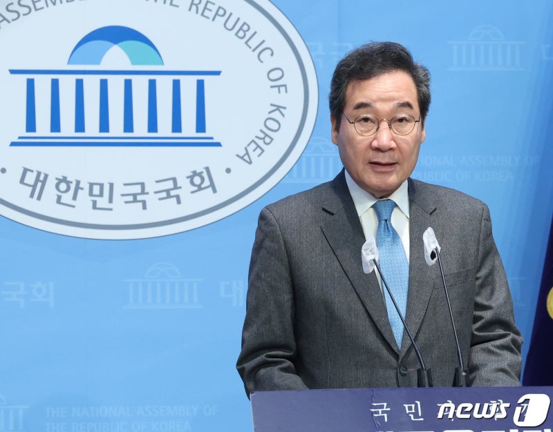 <b>이낙연</b>, <b>임종석</b> 회동 이어 설훈·<b>홍영표</b> 통화…새미래로 모이나