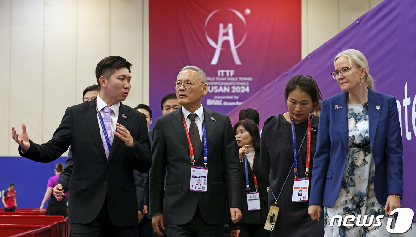 <b>유인촌</b> 문체부 <b>장관</b>, 부산세계<b>탁구</b>선수권 대표팀 격려