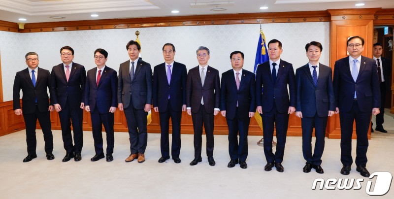 한덕수 <b>총리</b>, 차관급 <b>임명장</b> <b>수여</b>식