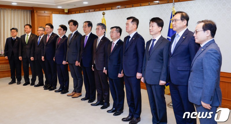 한덕수 <b>총리</b>, 차관급 <b>임명장</b> <b>수여</b>식