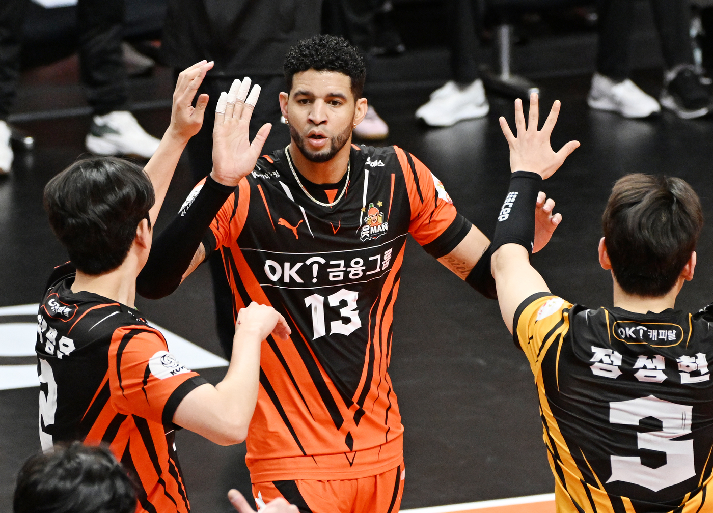 <b>레오</b>, 서브 에이스 7개…OK금융, '미리보는 봄배구'서 <b>대한항공</b>에 3-2 승
