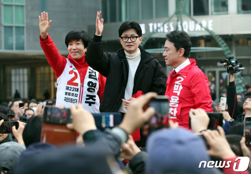격전지 <b>영등포</b>·양천 찾은 <b>한동훈</b>…"<b>이재명</b>은 욕만, 저희는 공약" 차별화