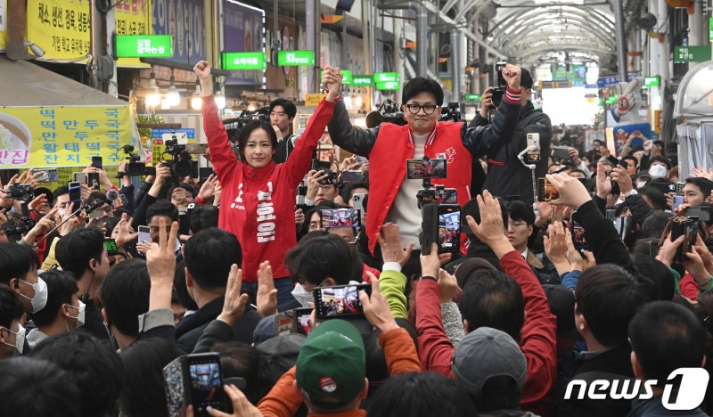 <b>한동훈</b> "<b>이재명</b>·<b>조국</b>·통진당 아류 후진세력 반드시 저지해야"