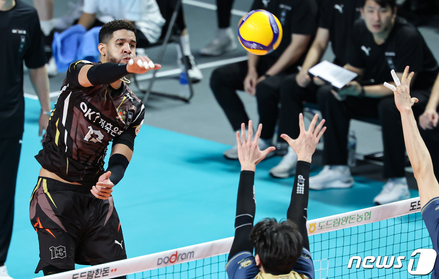 3시즌 만에 OK금융그룹 봄 배구 이끈 <b>레오</b>, 6라운드 MVP