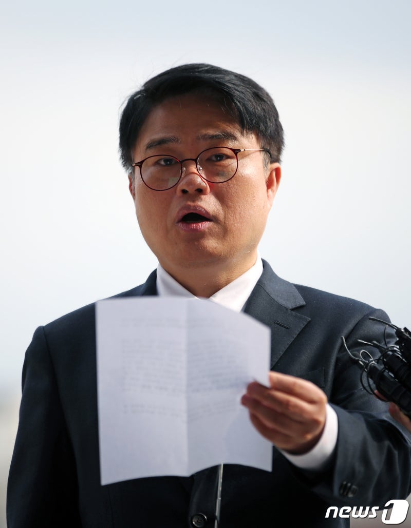 '<b>복지부 장차관</b> 고발' 입장문 낭독하는 임현택 대표