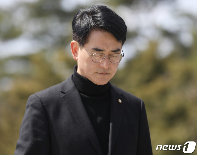 묵념하는 <b>박용진 의원</b>