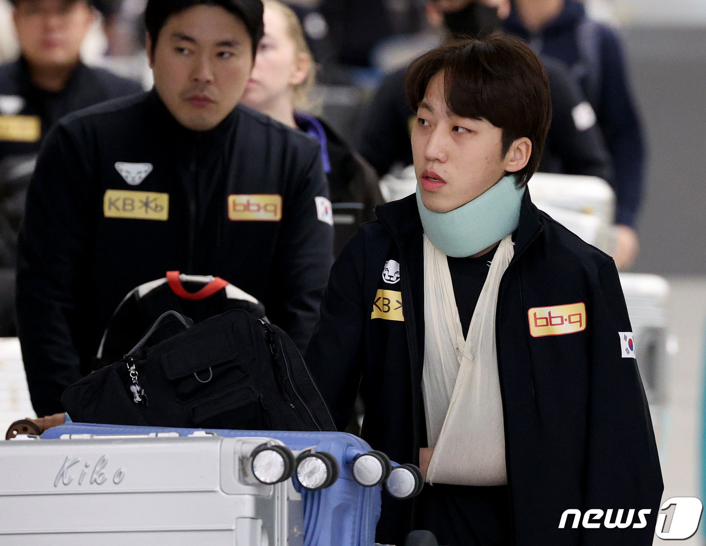 <b>황대헌</b>과 충돌, 부상입고 <b>귀국</b>하는 <b>박지원</b>