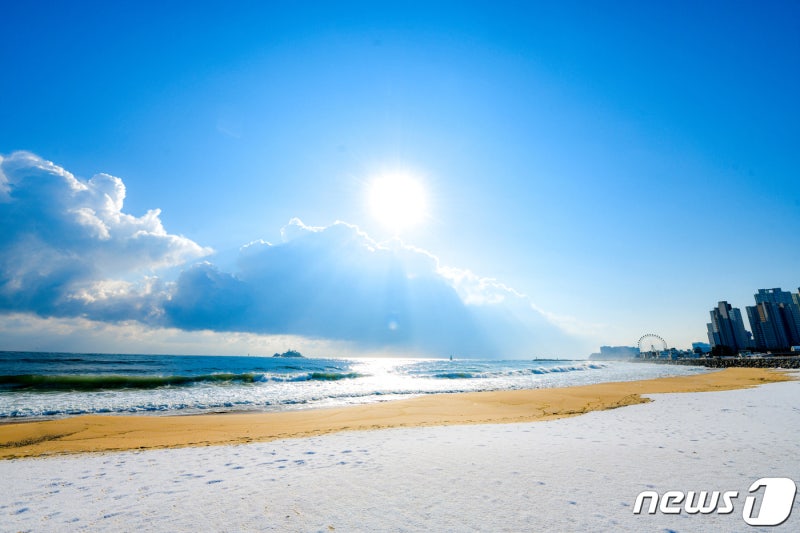 <b>속초 청호해변</b>에 쌓인 <b>봄눈</b>