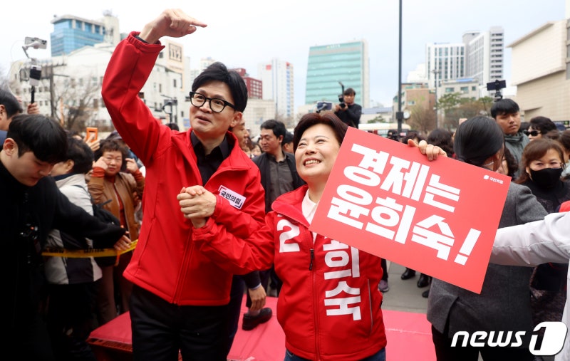 한동훈 '경제는 <b>윤희숙</b>'