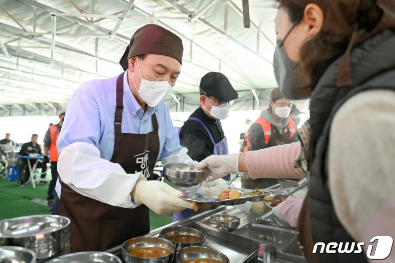 윤 <b>대통령</b>, 명동성당서 <b>무료</b> 배식 봉사…직접 김치찌개 끓여