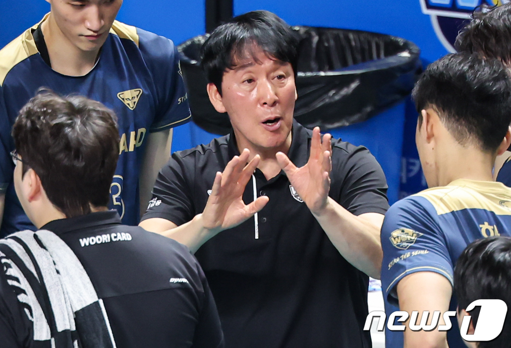 <b>우리카드</b>, <b>신영철 감독</b>과 동행 마침표…"열정적인 선수들과 함께해 행복"