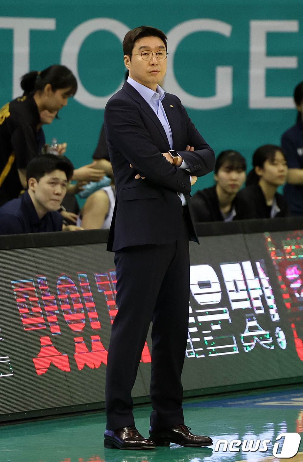'아쉬운 준우승' KB 김완수 <b>감독</b> "다음 시즌 더 강해져서 돌아오겠다"