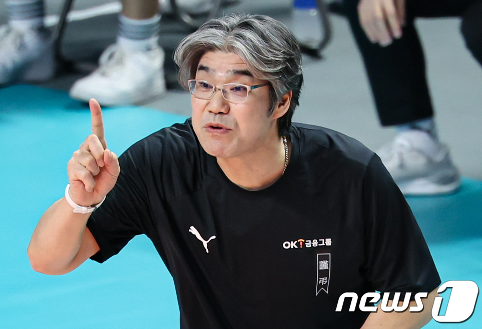 오기노 OK금융 <b>감독</b> "정지석 상대하는 신호진, 머리 좋으니 잘 이겨낼 것"