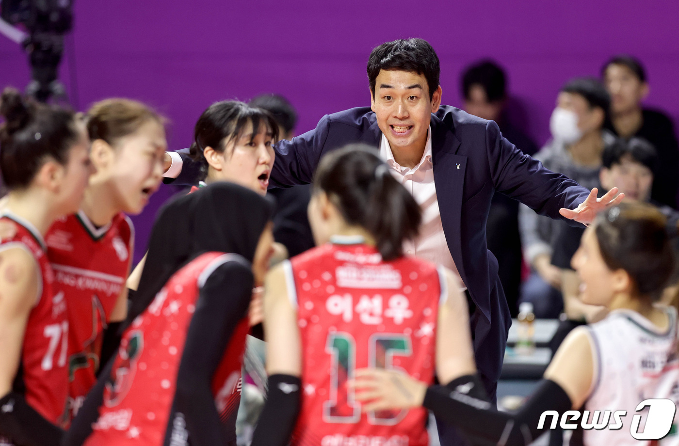 정관장, 봄 <b>배구</b> 이끈 <b>고희진 감독</b>과 재계약…최대 2027년까지 지휘