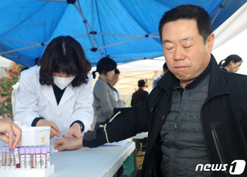 채혈하는 <b>제주</b>4·3 <b>행방불명 희생자</b> 유족