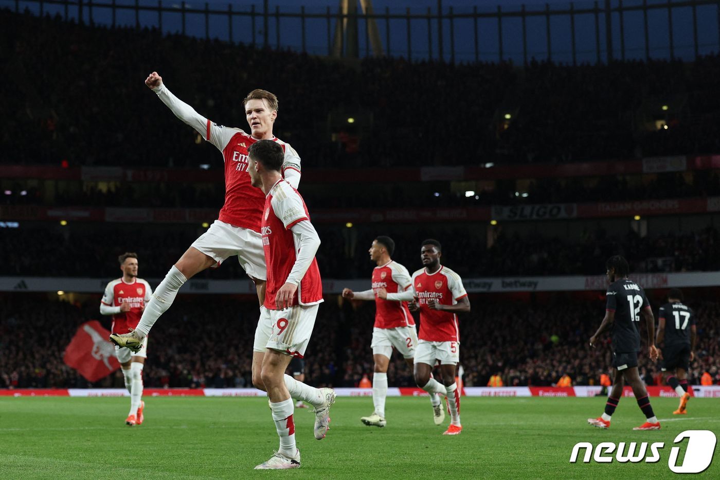 EPL 우승 경쟁 점입가경…<b>아스널</b>, 루턴 꺾고 1위 탈환