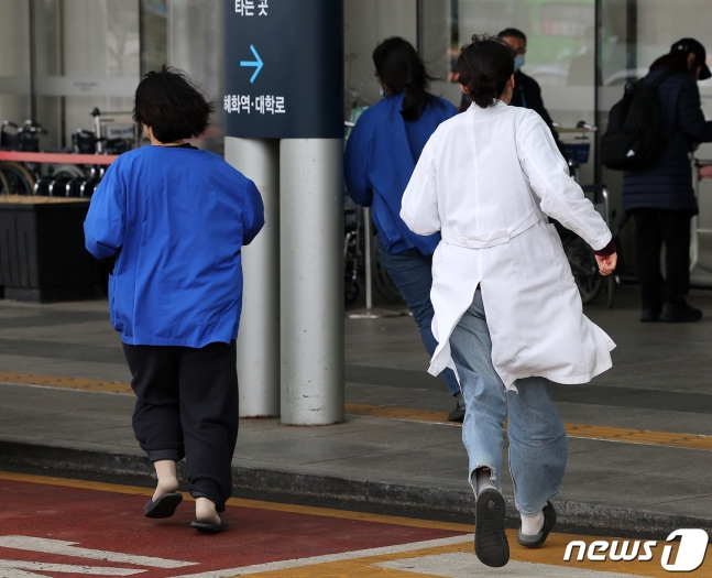 서울의 한 대학병원에서 의료진이 의료현장으로 향하고 있다. 2024.3.19/뉴스1 ⓒ News1 김진환 기자