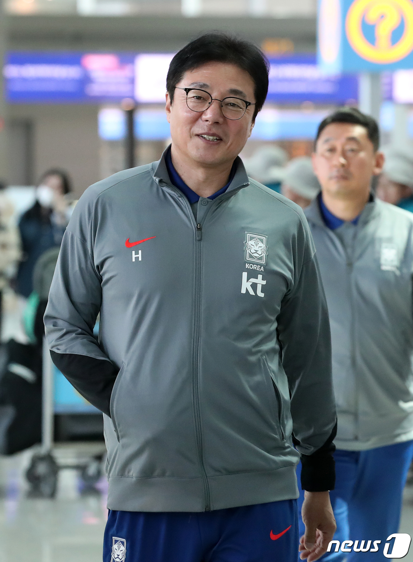미소 짓는 <b>황선홍 감독</b> '10연속 올림픽 본선 자신'