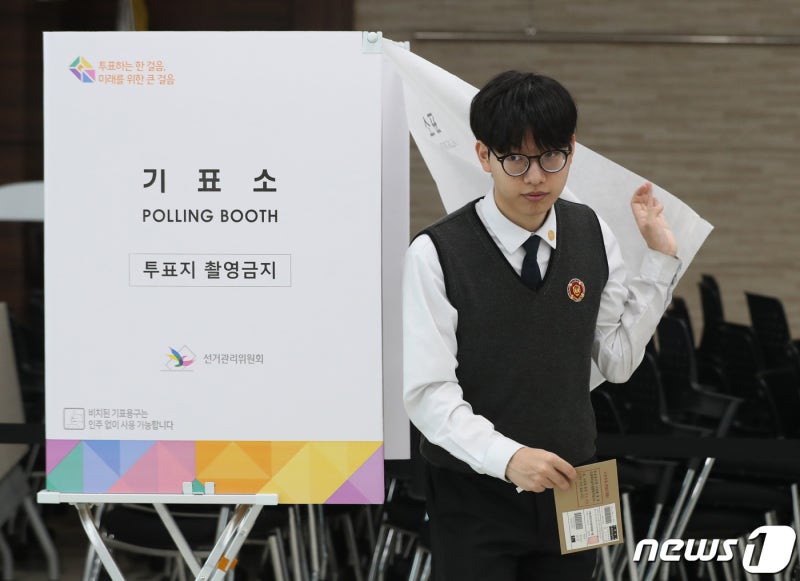 <b>첫날</b> 오후 5시 사전<b>투표율</b> 14.08%…21대 총선 대비 3.15%p↑