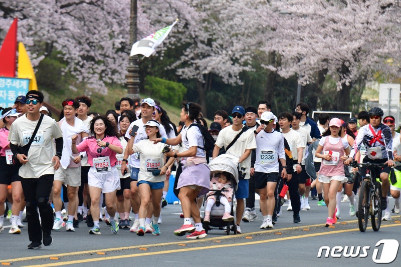 축제가 된 <b>경주벚꽃마라톤</b>