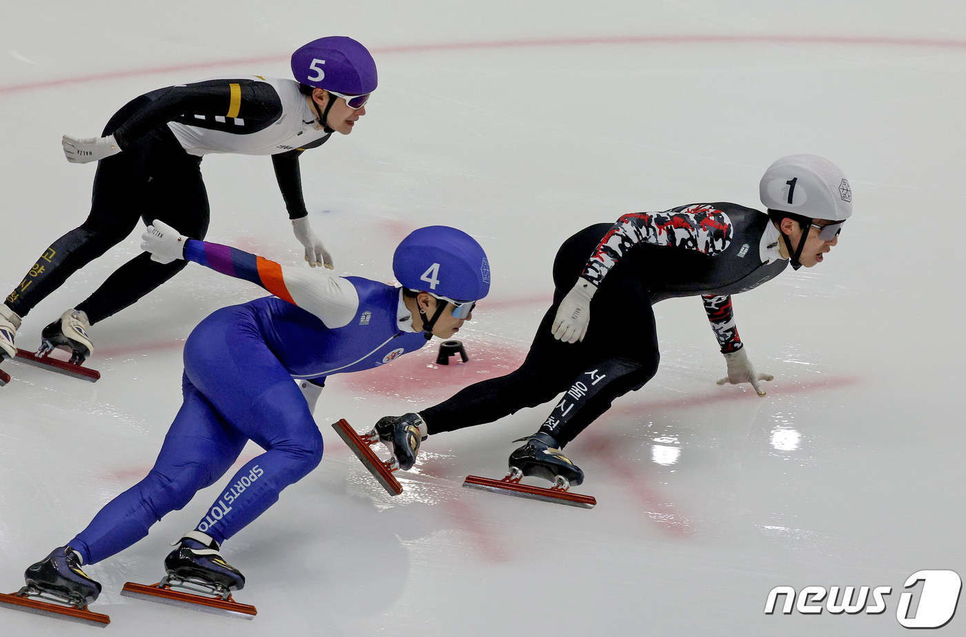 반칙만 없다면…쇼트트랙 박지원, <b>국대</b> 선발전 1500m서 <b>황대헌</b> 꺾고 우승